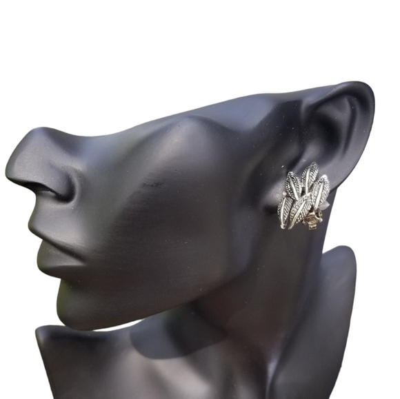 VINTAGE SILVERPLATED CLUSTER LEAF MOTIF CLIP ON EARRINGS - Picture 2 of 4